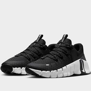 Men’s size 10 black and white Nike metcon